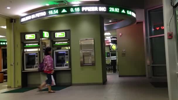 Vrouw verlaten de Td Bank — Stockvideo