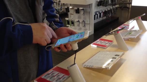 Personer som spelar ny iphone i Apple store — Stockvideo