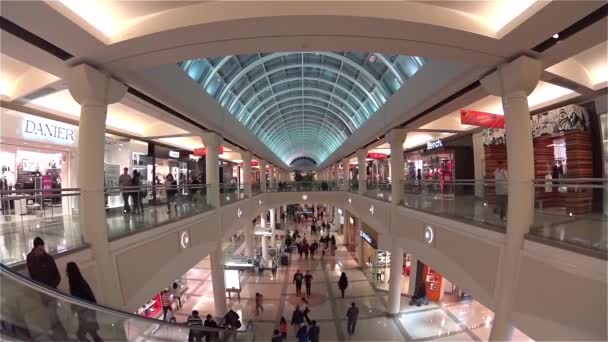 一侧的广角相机拍摄的大型购物中心 — 图库视频影像