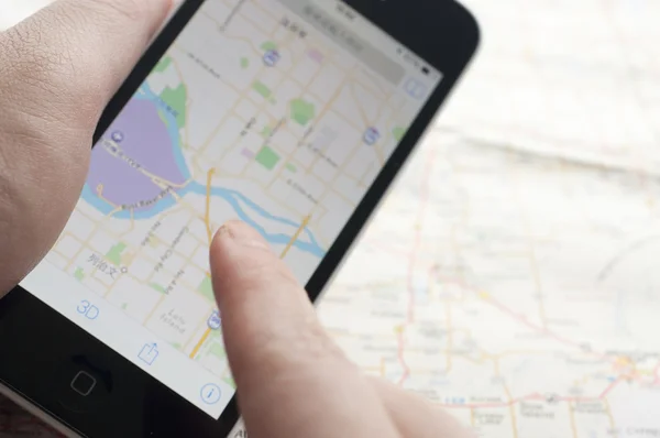 Harita üzerinde gps navigator ile Smartphone — Stok fotoğraf