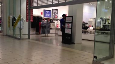 Coquitlam Merkezi alışveriş merkezi içinde geceleri kapatma depolamak.