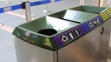 Kadın plastik şişe geri dönüşüm kutusu içine damla.