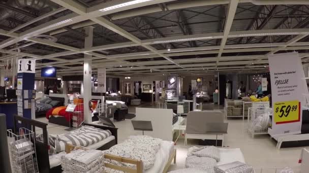 Одна сторона людей, покупающих мебель внутри Ikea — стоковое видео