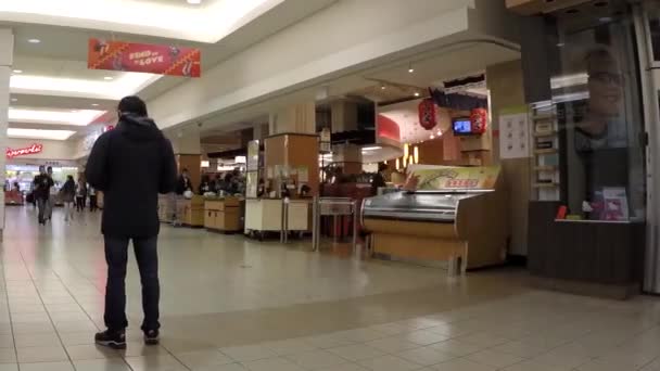 Caducidad de la compra de alimentos por parte de los clientes en T & T Supermarket — Vídeo de stock