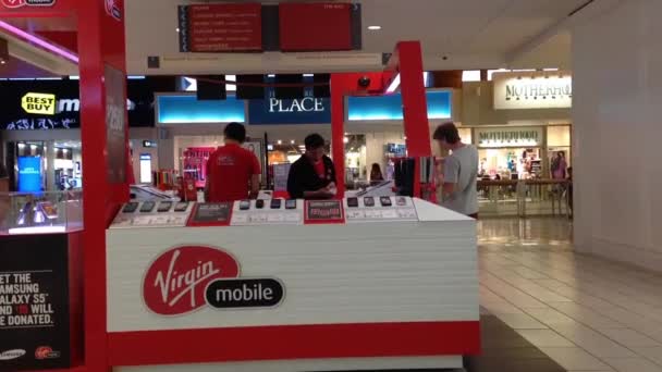 Orang-orang bertanya pada penjual Virgin tentang rencana ponsel — Stok Video