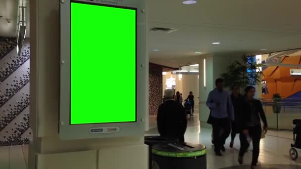 Panneau vert pour votre annonce à l'intérieur de Metropolis à Metrotown — Video
