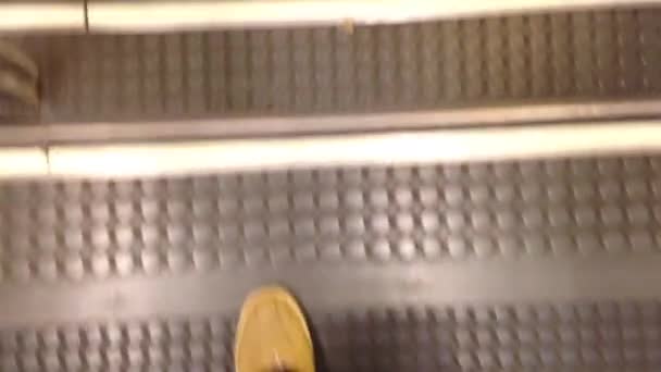 Die Treppe hinunter — Stockvideo