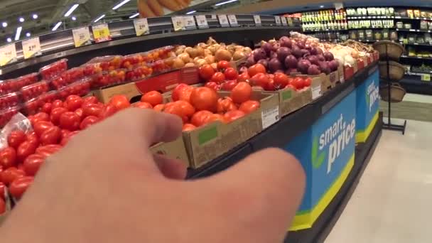 Zeigende Hand über Knoblauchpflücken — Stockvideo