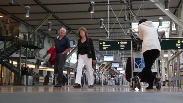 Passagiers met bagage binnen yvr luchthaven — Stockvideo