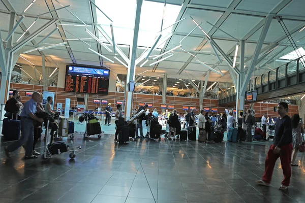 Les gens font la queue pour l'enregistrement à l'intérieur de l'aéroport YVR — Photo