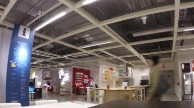 Zaman atlamalı IKEA mağazası içinde onların mobilya alışveriş insan