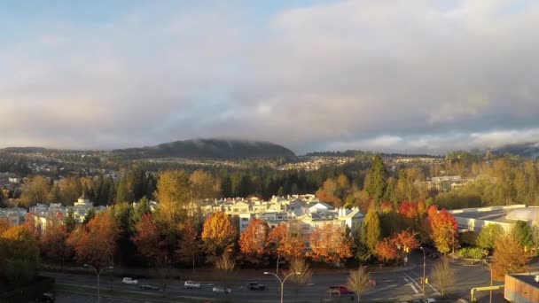 Tid förflutit av flygande moln med stadsutsikt — Stockvideo