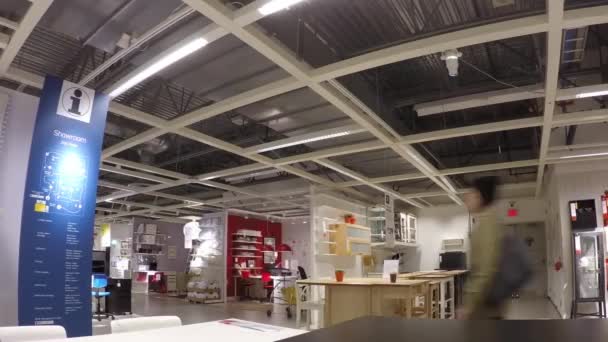 Временной интервал людей, покупающих мебель в магазине Ikea — стоковое видео