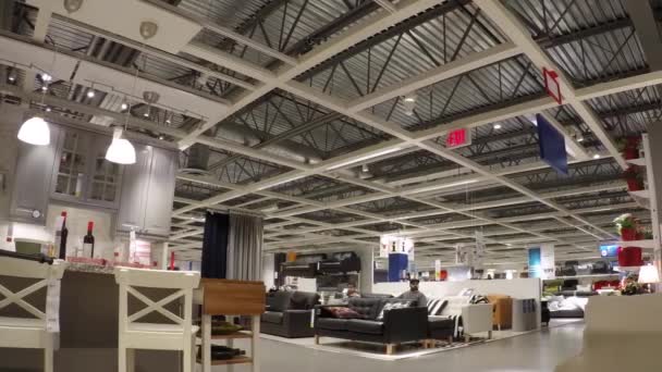Tidsinställd människor shopping sina möbler inne i Ikea-varuhus — Stockvideo