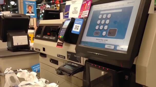 Hombre pagando alimentos en el mostrador de pago — Vídeos de Stock