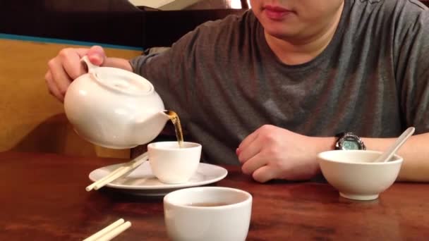 Люди пьют чай в китайском ресторане — стоковое видео