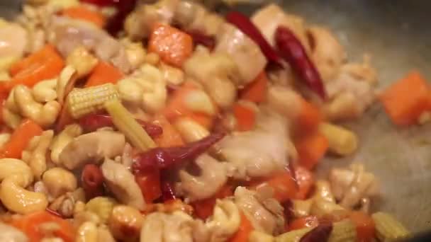 Mujer cocinando pollo y verduras — Vídeos de Stock