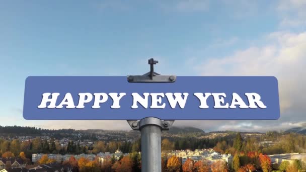 Frohes neues Jahr Straßenschild mit fließenden Wolken — Stockvideo