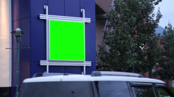 Panneau publicitaire vert pour votre annonce en dehors du centre commercial Coquitlam — Video