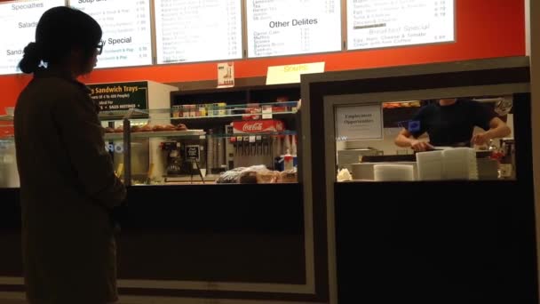 Bancone del food court per le persone in attesa del loro cibo — Video Stock