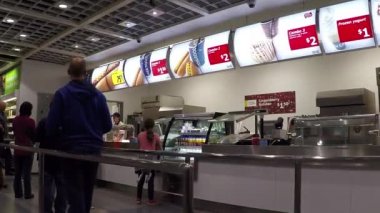 Gıda mahkeme kafeteryada yemek sipariş için insanlar hat.