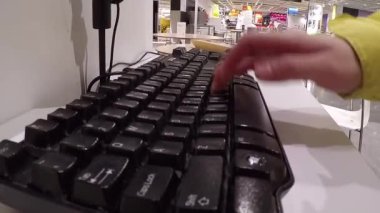 Tipik klavye ve IKEA mağazası içinde şeyler bulmaya çalışan kadın