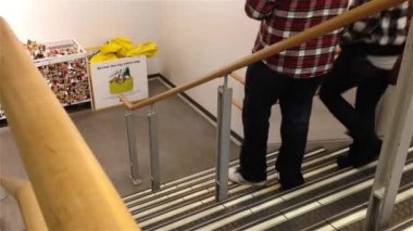 İçin aşağıda yürüyen insanlar