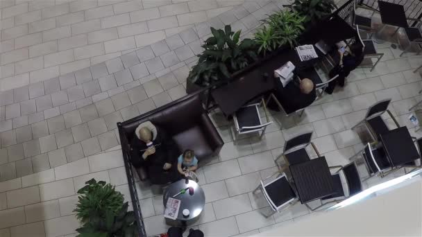 Top shot van klant drinken koffie in mall — Stockvideo