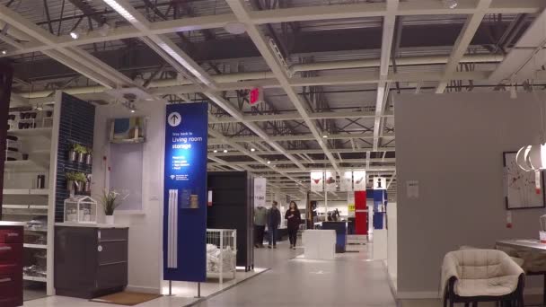 Ludzie zakupy mebli wewnątrz sklepu ikea — Wideo stockowe