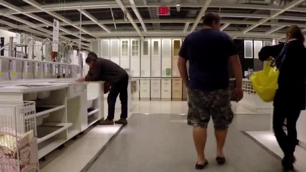 Fregadero de compras del cliente dentro de la tienda Ikea — Vídeos de Stock