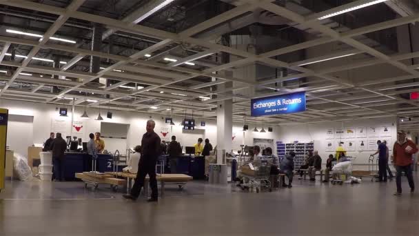 Één kant van uitwisselingen en rendement departement in Ikea winkel — Stockvideo