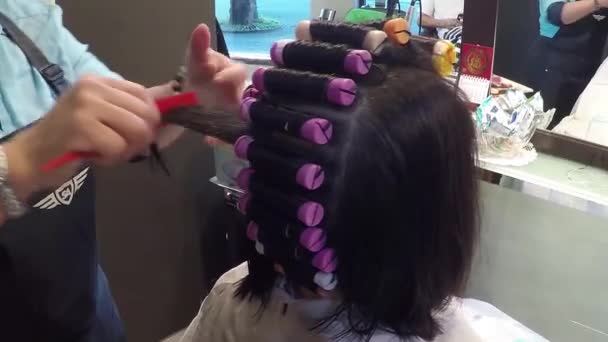 Les gens ayant une permanente dans un salon de coiffure — Video