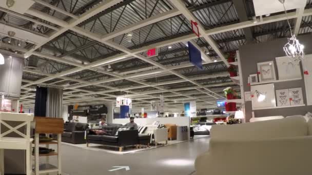 Idő telik el az emberek a bútor belsejében Ikea áruház bevásárlás — Stock videók