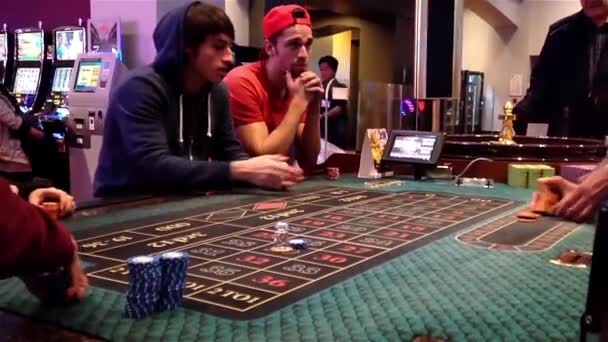 Menschen spielen Roulette im Casino — Stockvideo