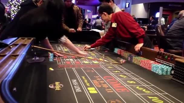 Dobbelstenen rollen over een craps tafel — Stockvideo