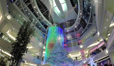 Bir tarafı ile ışık oldu Noel alışveriş merkezi binasının tam dekore edilmiş.