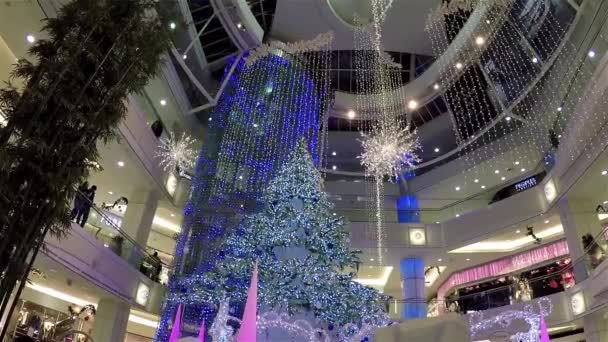 Één kant van winkelcentrum met Kerstmis licht was versierd vol gebouw. — Stockvideo