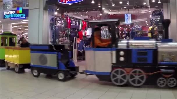 Trein passerende winkels voor vakantie seizoen spel binnen shopping mall — Stockvideo