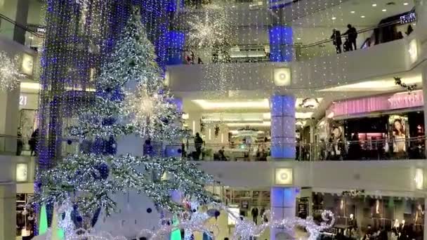 Um lado do shopping center com luz de Natal foi decorado cheio de edifício . — Vídeo de Stock