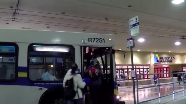 Mensen lopen voor het nemen van bus op Metrotown busstation in Burnaby Bc Canada. — Stockvideo