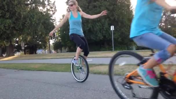 Люди катаются на велосипеде в парке Стэнли — стоковое видео