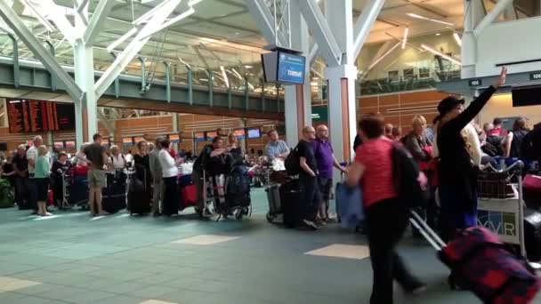 Cestující dlouho line up čeká odbavovací přepážky na letišti Yvr — Stock video