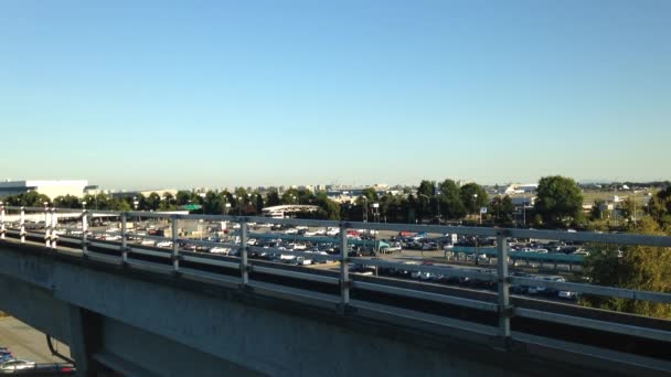 Skytrain elővárosi vasúti rendszer: Yvr airport station — Stock videók