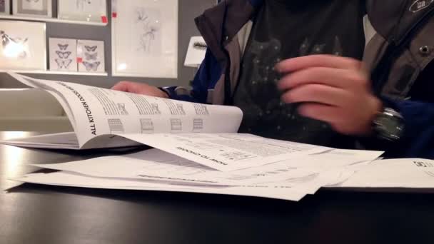 Ikea 상점 내부 가구 카탈로그를 읽는 남자 — 비디오