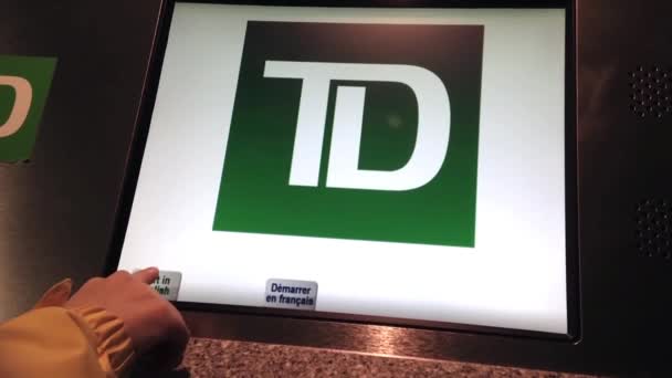 Close-up van scherm voor Td bank klant te deponeren munt aan Td account. — Stockvideo