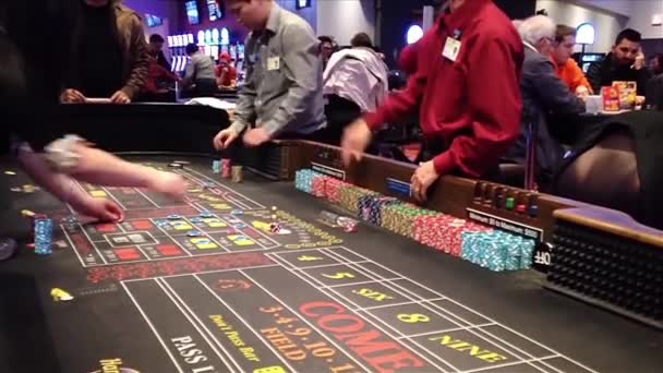 Dobbelstenen rollen over een craps tafel — Stockvideo