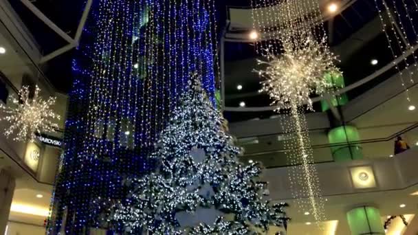 Één kant van winkelcentrum met Kerstmis licht was versierd vol gebouw. — Stockvideo