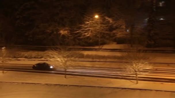 Cámara siguiendo una conducción de coche por la noche en tormenta de nieve — Vídeos de Stock