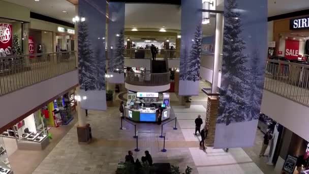 Alışveriş Merkezi Noel bayrak ile bir tarafı binanın dekore edilmiştir. — Stok video