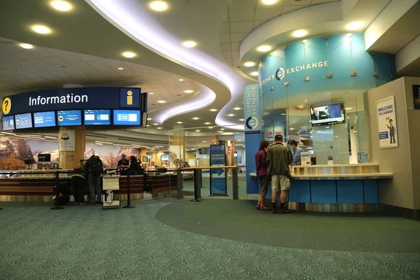 Personnes demandant des informations et échangeant de l'argent à l'intérieur de l'aéroport YVR — Photo